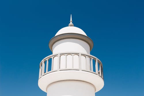 蓝天下的白色灯塔 · 免费素材图片