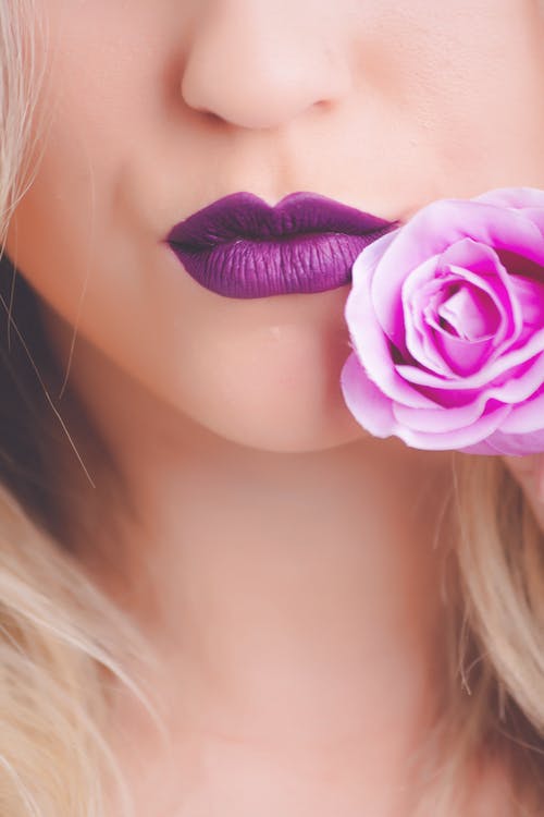 女人的紫色哑光唇膏的肖像照片 · 免费素材图片