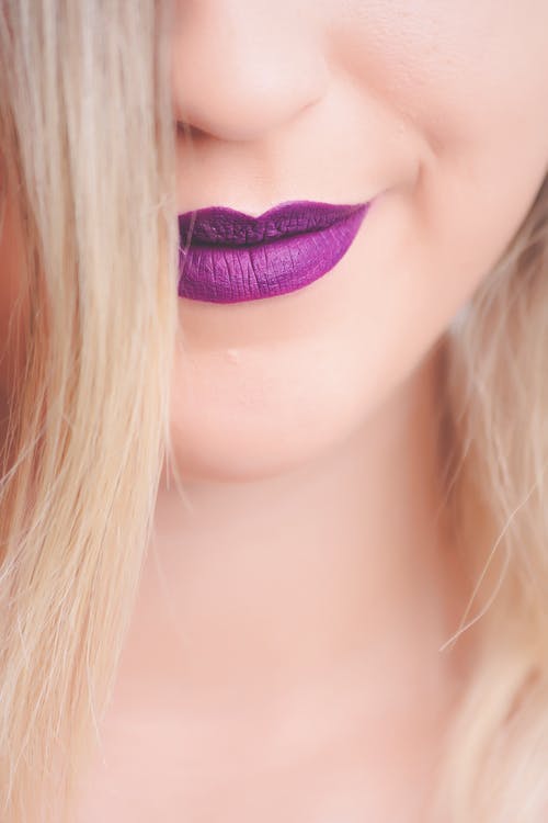 妇女的紫色嘴唇 · 免费素材图片