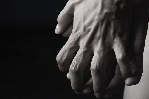 两只手即将举行灰度摄影 · 免费素材图片