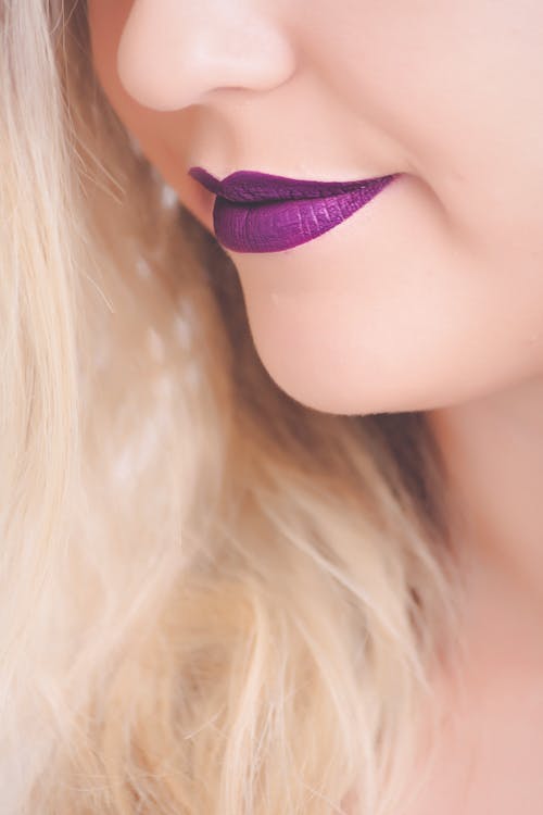 紫色唇膏的女人 · 免费素材图片