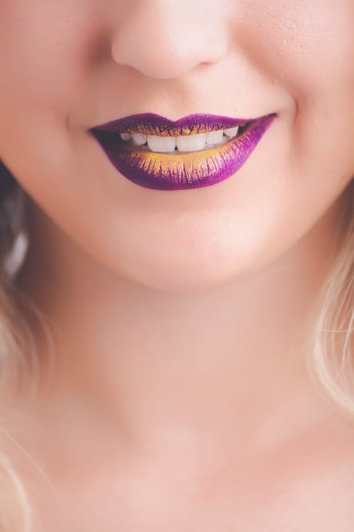 妇女的紫色和黄色的嘴唇 · 免费素材图片