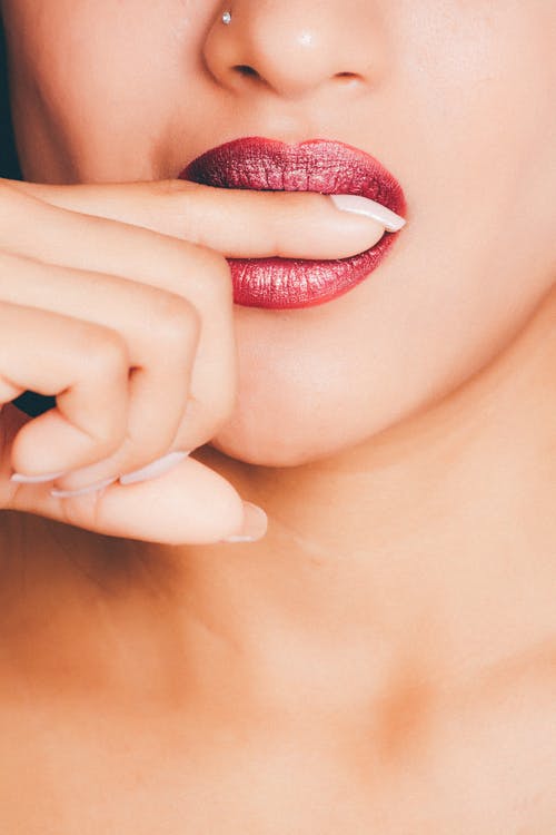 女人咬食指 · 免费素材图片