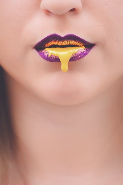 女人的嘴唇上的黄色液体 · 免费素材图片
