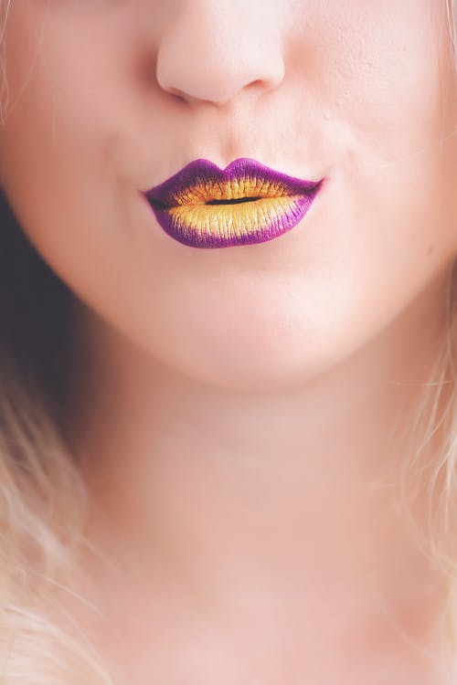 紫色和黄色唇膏的女人 · 免费素材图片