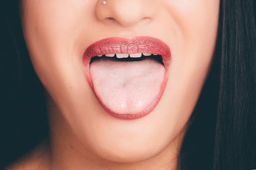 张开嘴和舌头的女人 · 免费素材图片