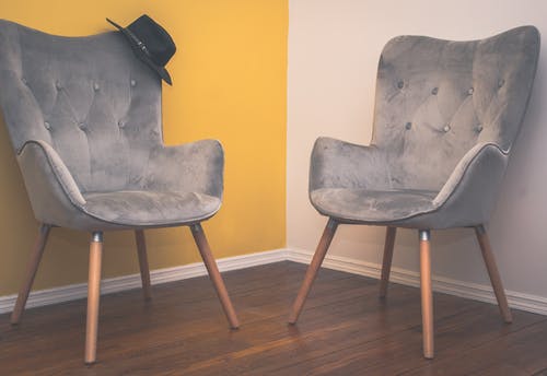两把麂皮扶手椅 · 免费素材图片