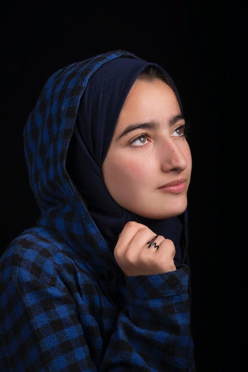 黑色和蓝色格子头巾的女人 · 免费素材图片