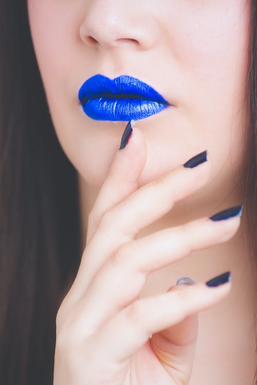蓝色唇膏的女人 · 免费素材图片