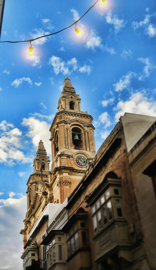 教堂的低角度视图 · 免费素材图片