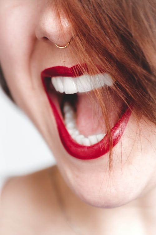 红色的唇膏，张开嘴的女人 · 免费素材图片