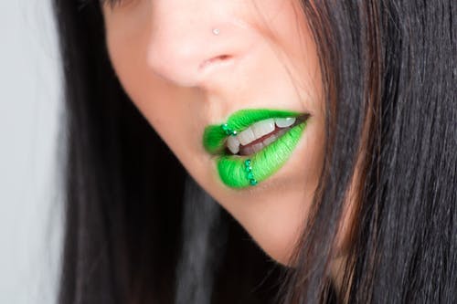 女人戴着绿色唇膏的焦点摄影 · 免费素材图片