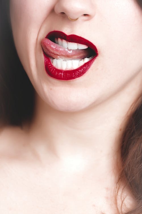 女人穿着红色的唇膏 · 免费素材图片