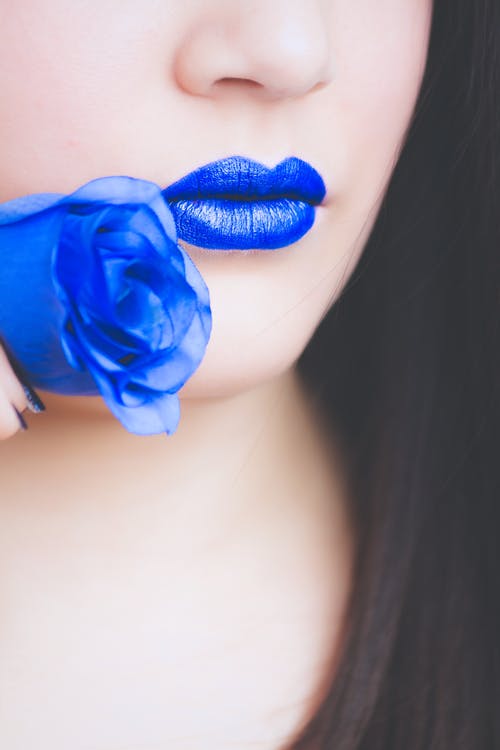 蓝色唇膏和蓝色玫瑰 · 免费素材图片