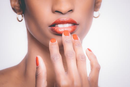 橙色修指甲的女人 · 免费素材图片