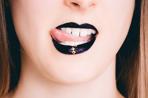 女人黑嘴唇 · 免费素材图片
