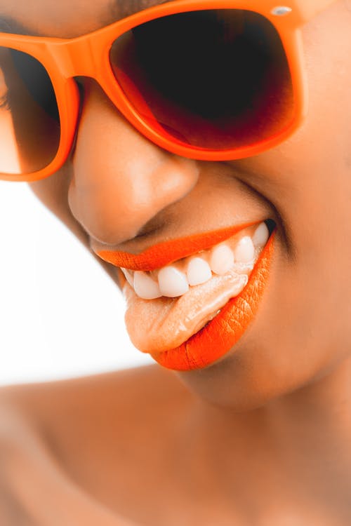 女士橙色太阳镜 · 免费素材图片