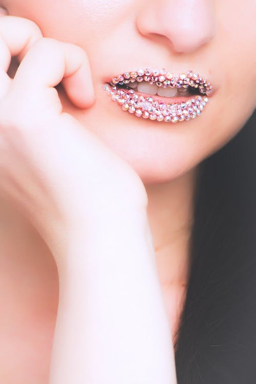 女人粉红色的嘴唇 · 免费素材图片