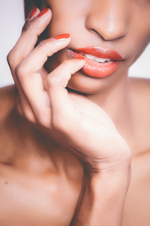 橙色口红和修指甲以自拍照的女人 · 免费素材图片