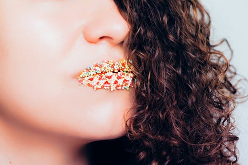 女人的五彩的球唇膏 · 免费素材图片