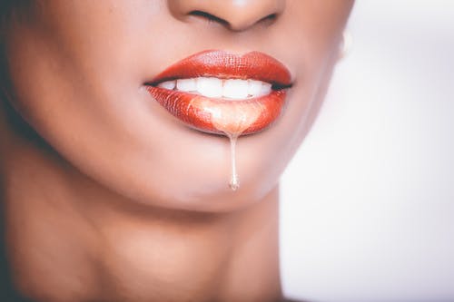 红色唇膏的女人 · 免费素材图片