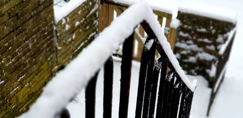 浅焦点被雪覆盖的黑色楼梯框架 · 免费素材图片