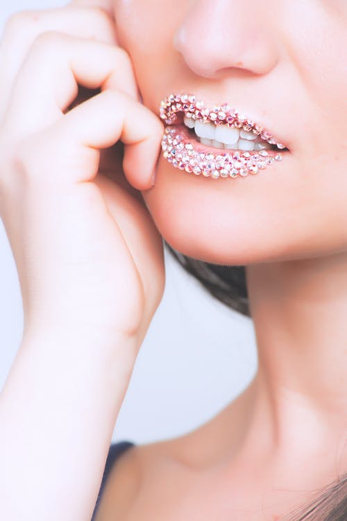 耳环在嘴唇上的女人 · 免费素材图片
