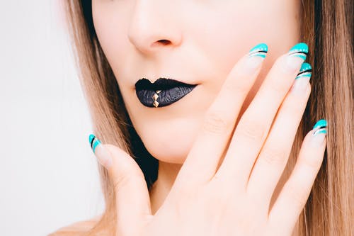 黑色的唇膏和蓝绿色指甲油的女人 · 免费素材图片