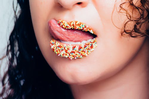 糖果的女人洒在嘴唇上 · 免费素材图片