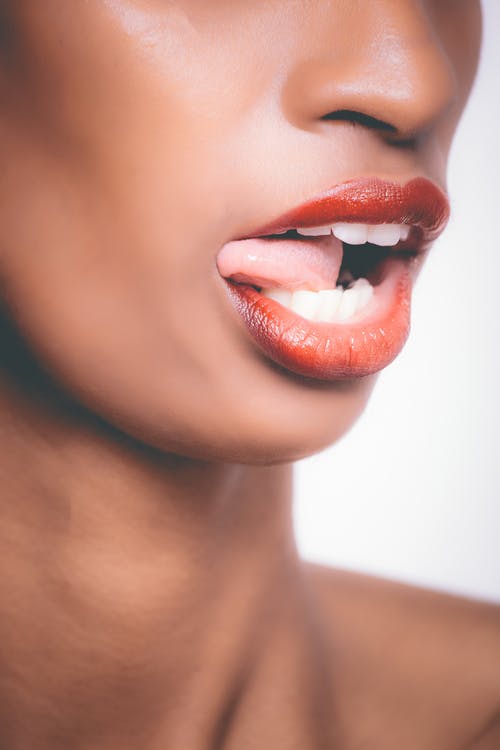 女人伸出她的舌头的选择性焦点照片 · 免费素材图片