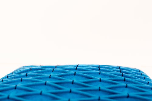 蓝色带纹理的枕头的角度拍摄 · 免费素材图片
