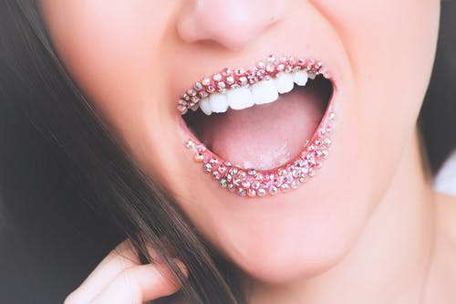 透明宝石镶嵌唇膏的女人 · 免费素材图片