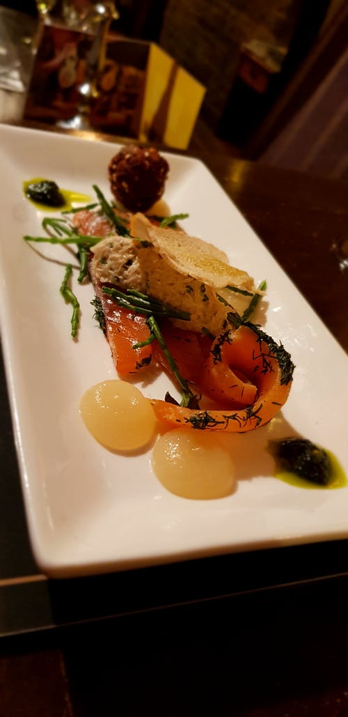 白色陶瓷板上的盘子 · 免费素材图片