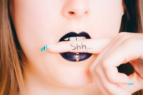 女人穿着紫色唇膏 · 免费素材图片