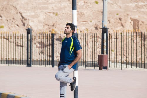 蓝色圆领衬衫的男人 · 免费素材图片