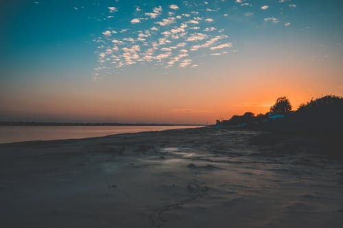日落期间采取的海边 · 免费素材图片