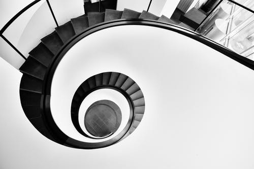 黑色螺旋楼梯的航拍照片 · 免费素材图片