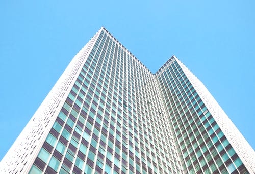 高层建筑的低角度摄影 · 免费素材图片