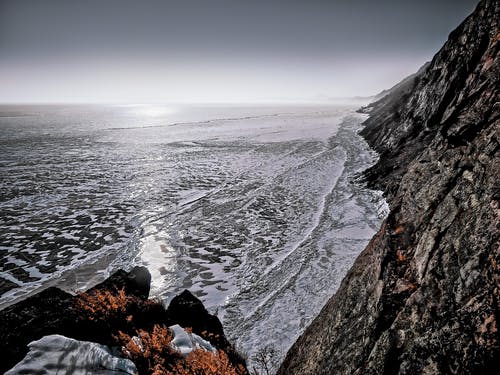 海浪对灰色岩层 · 免费素材图片