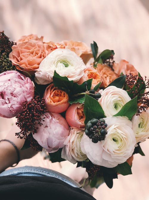 白色，粉红色和橙色玫瑰花束 · 免费素材图片