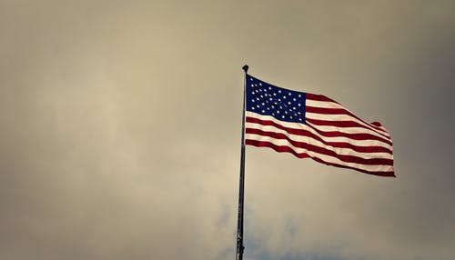 多云的天空，在美国国旗上的照片 · 免费素材图片