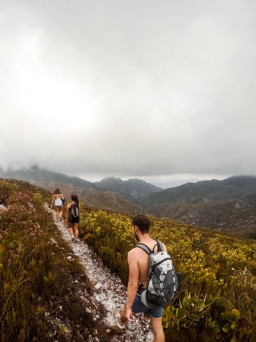 男人和女人在山里徒步旅行 · 免费素材图片