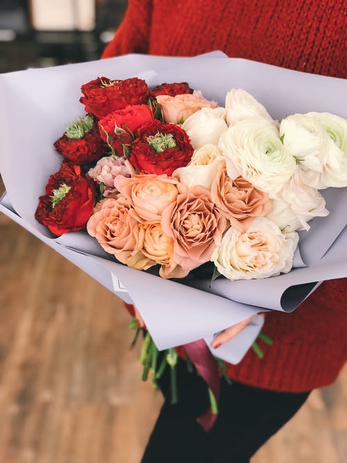 红，桃和白玫瑰花束 · 免费素材图片