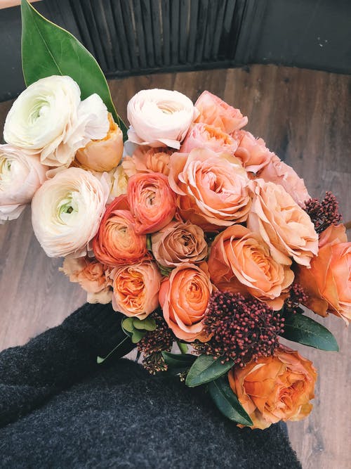 白色和橙色玫瑰花束 · 免费素材图片