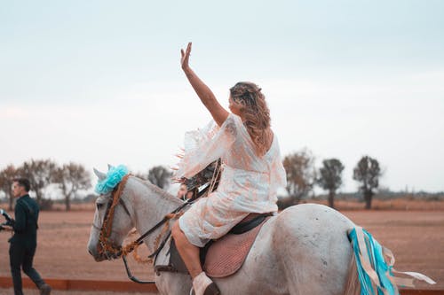 骑白马的女人 · 免费素材图片