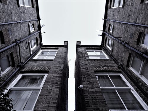 建筑低角度摄影 · 免费素材图片