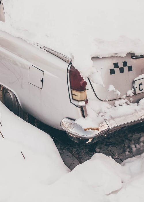 白雪覆盖的汽车 · 免费素材图片