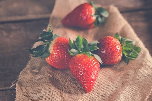 草莓的特写摄影 · 免费素材图片