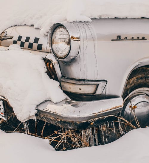 积雪覆盖的老式汽车的特写摄影 · 免费素材图片