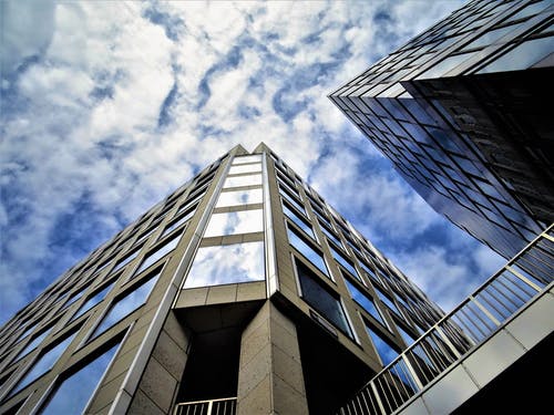高层建筑的低角度摄影 · 免费素材图片